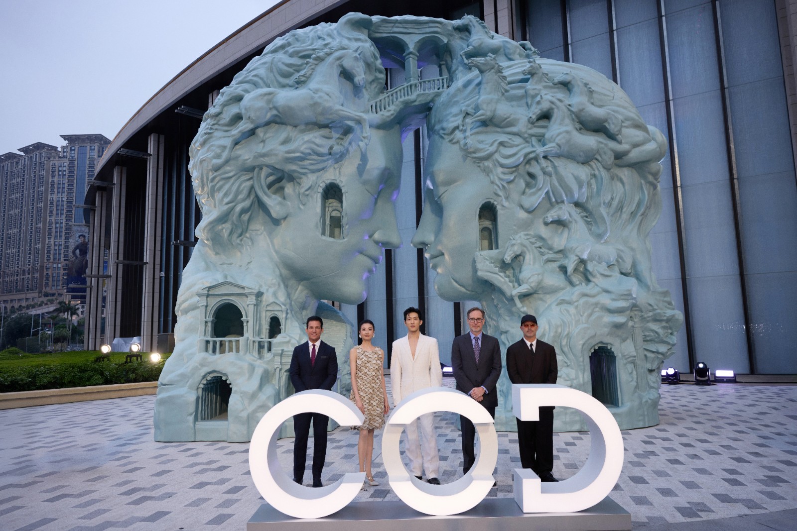 20260320491010725860.jpg 澳门新濠天地总裁高添文先生+(Tim+Kelly)、新濠天地品牌挚友谭元元女士、新濠天地全球品牌大使井柏然先生、新濠集团总裁及董事会成员Evan+Winkler先生以及当代先锋艺术家丹尼尔+·+阿尔轩先生.jpg